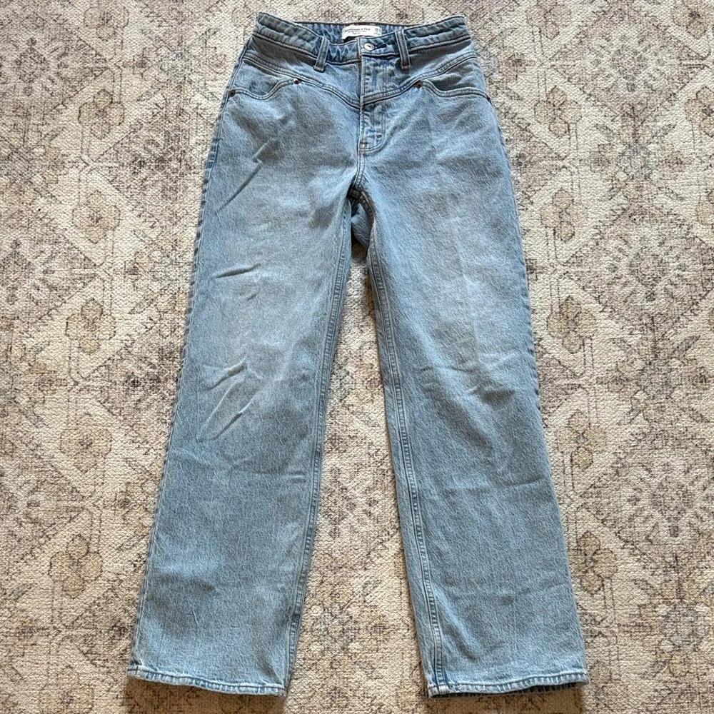 Abercrombie 90s Relaxed Jean High-Rise Straight Leg - Light Blue - Picture 3 of 4